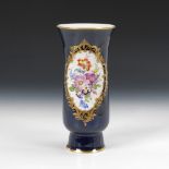 Vase mit Kobaltfond, MEISSEN.Schwertermarke, 2. Hälfte 20. Jahrhundert, 1. Wahl. Farb- und