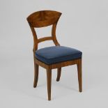 Biedermeier-Stuhl.Um 1820/30. Kirschbaum und Maserholz furniert. H 93 cm. Polsterstuhl mit