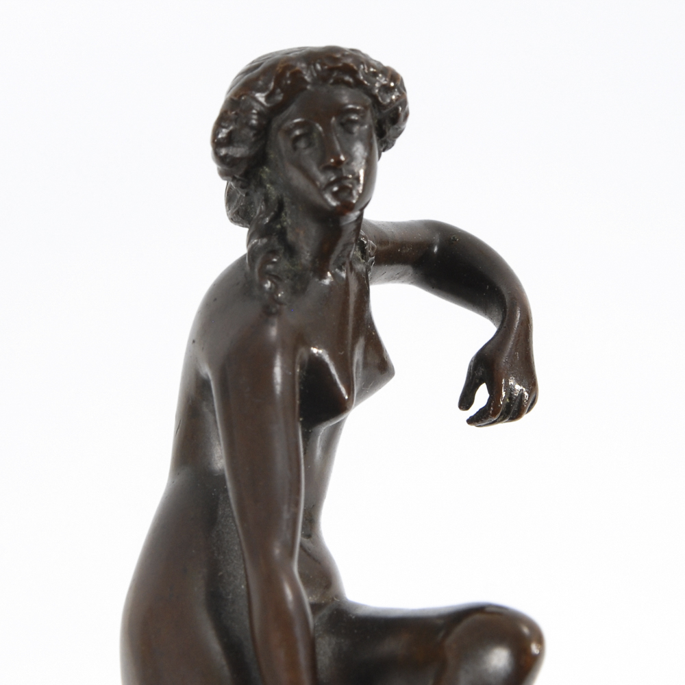Kleinbronze: Sandalen lösende Venus Herculaneum.Bronze patiniert, dunkelgrüner Serpentin-Sockel. H - Image 4 of 4