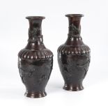 Großes Vasenpaar mit Spatzen und Drachen - Bronze.Wohl Meijizeit. H 36 cm. Balusterform mit