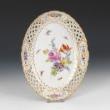 Durchbruchkorb mit Blumenmalerei, MEISSEN.Knaufschwerter, ab 1850-1918, 1. Wahl. Polychrom bemalt,