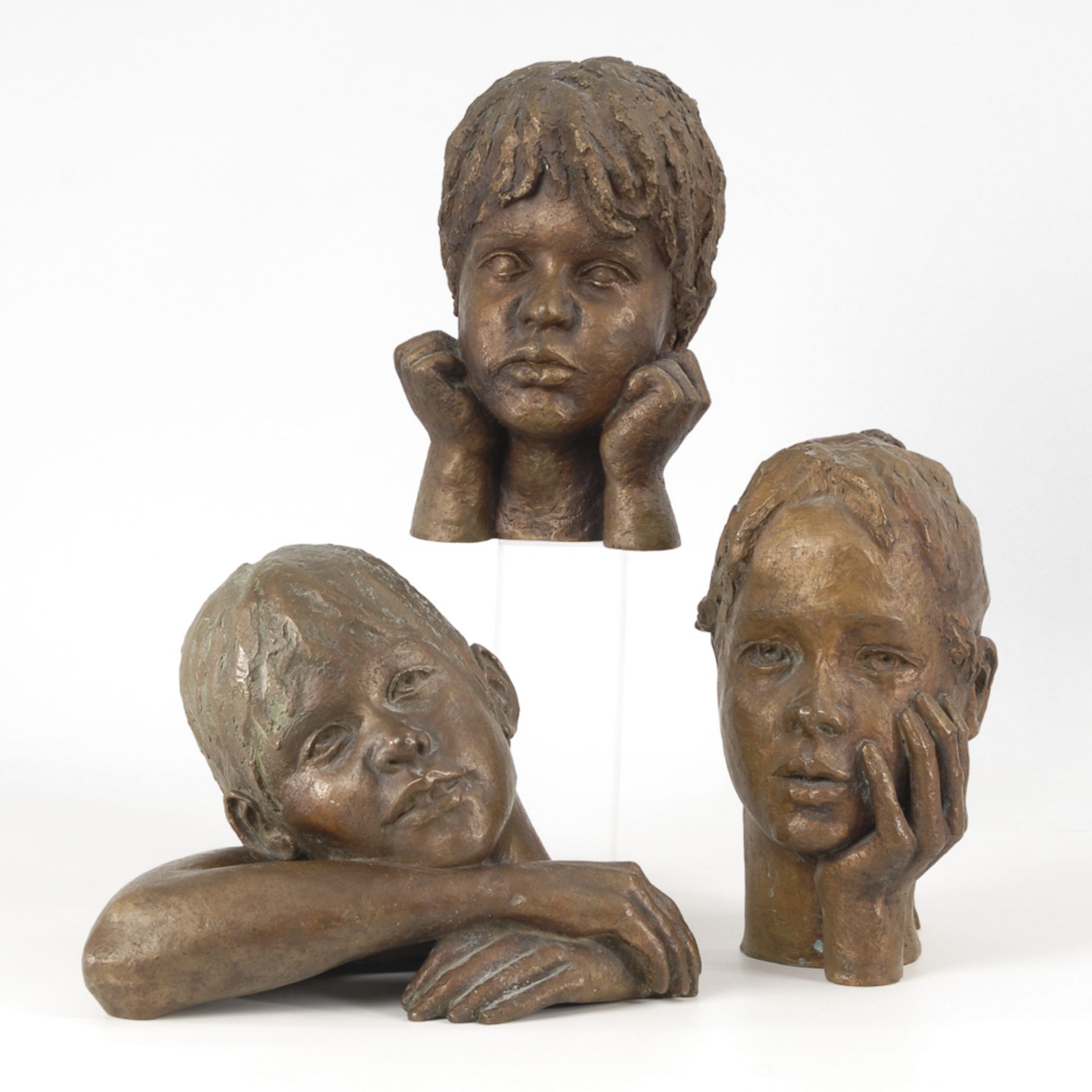 3 große Kinderköpfe.Bronze patiniert, unsigniert. H maximal 26,5 cm. In der Art von Fehrle