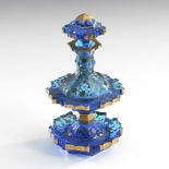Biedermeier-Flakon.BÖHMEN, Mitte 19. Jahrhundert. Blaues Glas. H 17 cm. Walzenschliffflakon mit