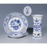 2er-Satz Durchbruchteller, Stangenvase, MEISSEN 1971-1975.Erste Wahl, Modell-No. 320 (54800), 50122,