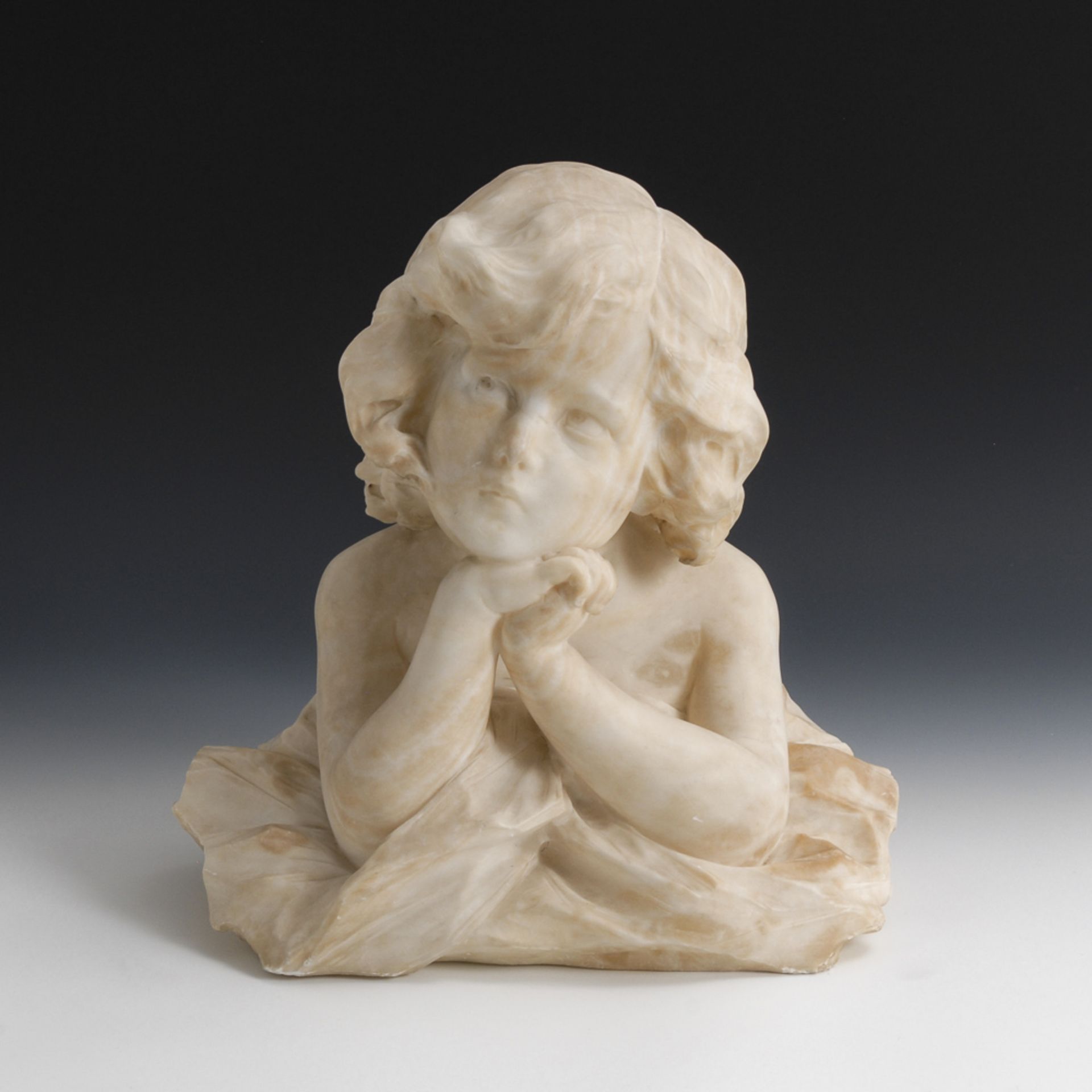 Alabasterbüste: Kleines Mädchen.Weißer Alabaster. H 37 cm. Verträumt aufblickendes Kind.Einige