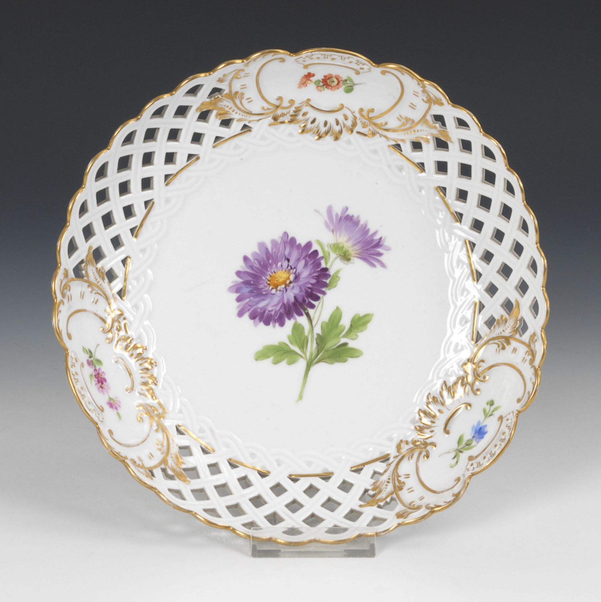 Durchbruchschale mit Blumenmalerei, MEISSEN.Knaufschwerter, ab 1850-1918, 2 Schleifstriche.