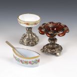 3 Gewürzschälchen + 1 Silberlöffelchen.19. Jahrhundert. Silber, Milchglas und farbloses Glas mit