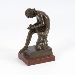 Dornauszieher.Bronze patiniert, rote Marmor-Plinthe. H 18 / 20 cm. Nach der berühmten antiken Bronze