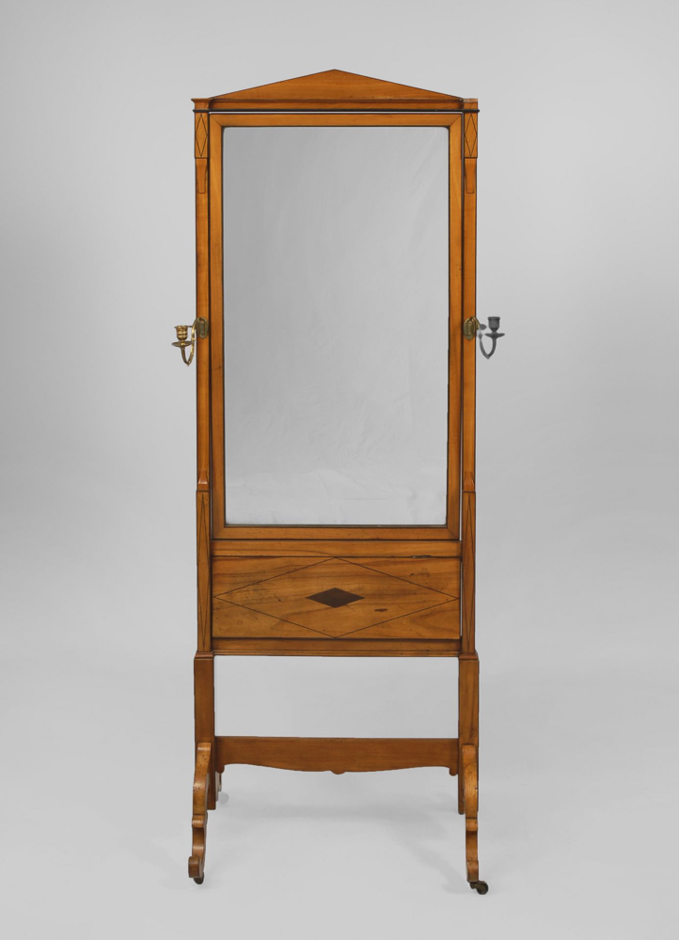 Biedermeier-Psyche.Um 1830. Kirschbaum furniert. 184 x 65 cm. Schwenkbarer Spiegel in