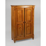 Biedermeier-Wäscheschrank.Um 1840. Kirschbaum furniert, teils ebonisiert. 191 x 126 x 56 cm.