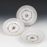 3 Dessertteller, MEISSEN.Schwertermarke mit Stern, Marcolini-Zeit, 1774-1814. Polychrom bemalt,