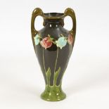 Jugendstil-Amphorenvase.Ungemarkt, Modell-Nr. 4162. Steingut, farbig staffiert. H 36,5 cm. Moosgrüne