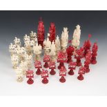 Schachspielfiguren - Elfenbein.China, um 1870, teils rot eingefärbt. Vollständig. Max. H 15 cm.