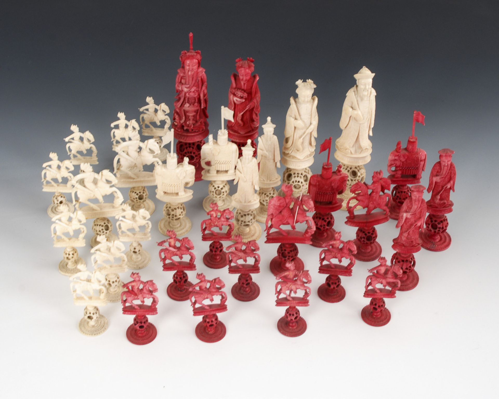 Schachspielfiguren - Elfenbein.China, um 1870, teils rot eingefärbt. Vollständig. Max. H 15 cm.