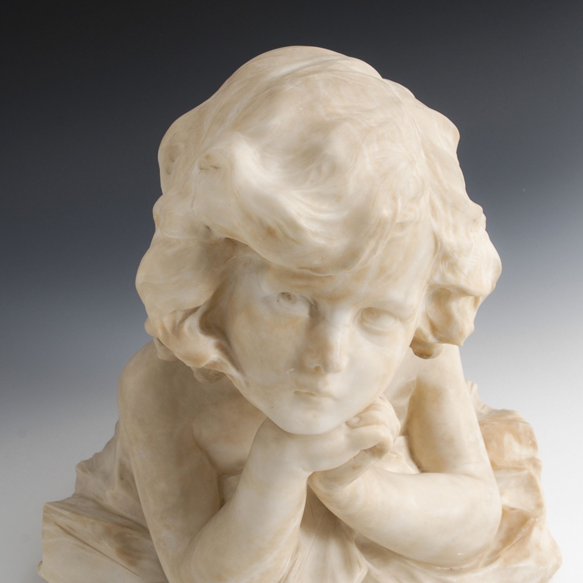 Alabasterbüste: Kleines Mädchen.Weißer Alabaster. H 37 cm. Verträumt aufblickendes Kind.Einige - Bild 5 aus 6