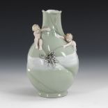 Jugendstil-Vase, HEUBACH.Sonnenmarke, ab 1882. Unterglasurbemalung. H 17,5 cm. Bauchige,