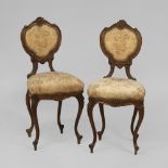 2 Neorokoko-Stühle.Um 1880. Nussbaum massiv und gebeizt. H je 97 cm. 2 Polsterstühle mit üppig