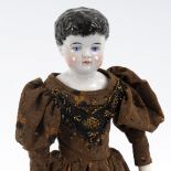 Puppe mit glasiertem Brustkopf.Um 1900. Ungemarkt. L 49 cm. Kopf mit gemalten blauen Augen,
