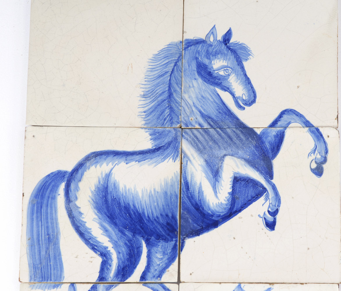 Paar Fayence-Fliesenbilder mit steigendem Pferd.Um 1800. Ungemarkt. Heller Scherben, weiß - Image 2 of 3