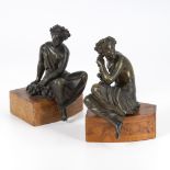 Paar Frauen mit Girlanden.Bronze patiniert, ergänzte Holzsockel mit Marketerien (Maser, Kirsche,