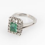 Entourage-Ring mit Smaragd und Brillanten.585 WG, ø 17,5 mm/Rg 55, 7,0 g. Leuchtend grüner