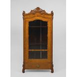 Louis-Philippe-Vitrinenschrank.Um 1850/60. Birke und Maserholz furniert. 175 x 83 x 43 cm.ÿ1-türiger