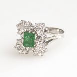 Exklusiver Ring mit Smaragd und Brillanten.585 WG, ø 18,5 mm/Rg 59, 6,9 g. Chatongefasster