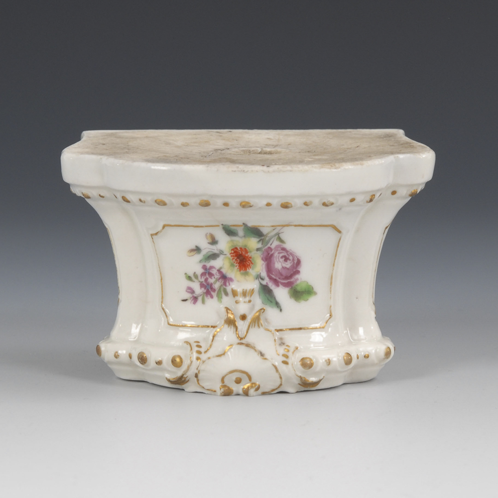 Sockel, MEISSEN.Ungemarkt, 18. Jahrhundert. Polychrom bemalt, goldstaffiert. H 5 cm. Kleiner - Image 2 of 2