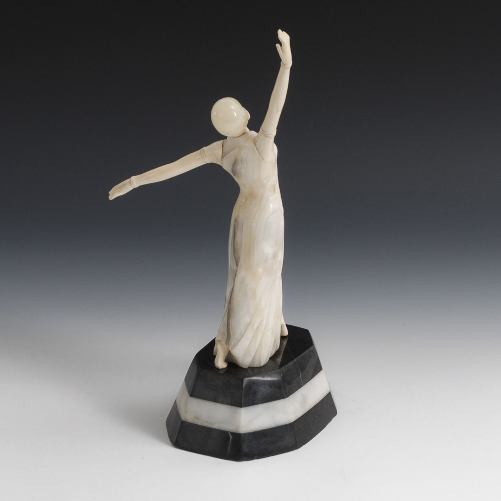 Art-Déco-Tänzerin aus Elfenbein und Onyxmarmor.Elfenbein-Inkarnat und Stein-Bekleidung, schwarz-weiß - Bild 3 aus 4