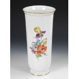 Vase mit Blumenmalerei, MEISSEN.Schwertermarke, 2. Hälfte 20. Jahrhundert, 1. Wahl. Polychrome