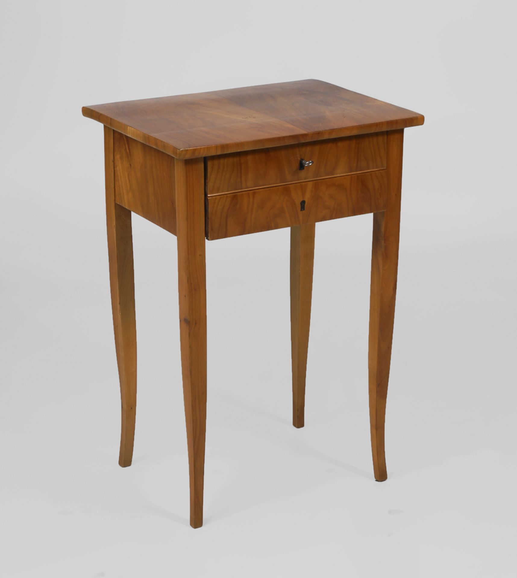 Biedermeier-Nähtisch.Um 1840/50. Kirschbaum furniert. 75 x 52 x 39 cm. 2-schübiger Nähtisch auf