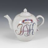 Kännchen mit Monogramm und Blumenmalerei, GERA.G-Marke, 1780-1840. Polychrome Malerei. H 13,5 cm.