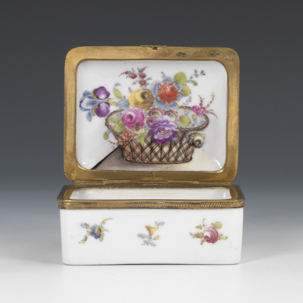 Tabatiere mit Blumenmalerei.Ungemarkt, MEISSEN?, um 1800. Polychrome Malerei. 4 x 8,5 x 6,5 cm.