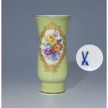 Seltene Fond-Stangenvase, MEISSEN 1975.Erste Wahl, Modell von Paul Börner, Modell-Jahr: 1932 (