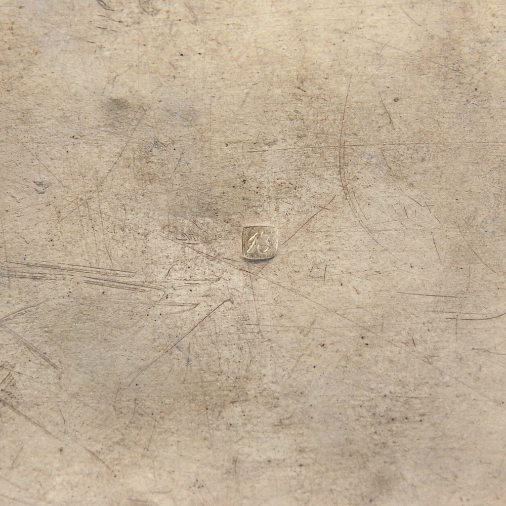 Silbertabatiere mit Emailmalerei.19. Jahrhundert. 13 Lot gepunzt. 2,5 x 8 x 6 cm, 109 g. Kleine Dose - Image 4 of 4