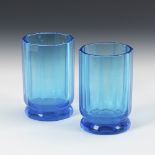 2 facettierte Vasen.20. Jahrhundert. Türkisblaues Glas. H 16 cm. Zehnfach facettierte,