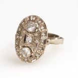 Ring mit Brillanten und Diamanten.585 WG, ø 18 mm/Rg 57, 6,4 g. Millegriffes-Ringkopf mit 3