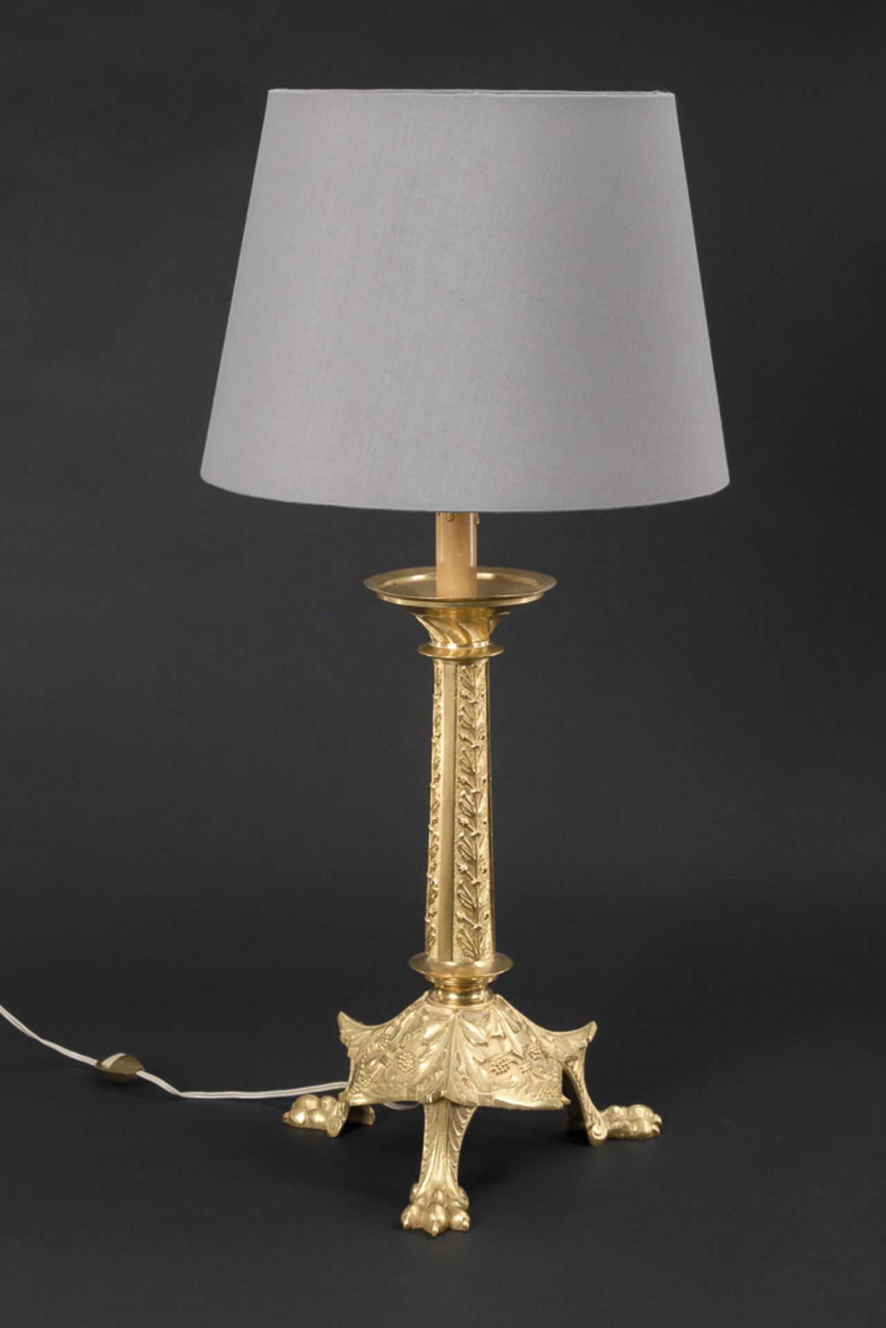 Tischlampe mit Neoromanik-Bronzeleuchter als Lampenfuß.Bronzeleuchter 2. Hälfte 19. Jh., neu