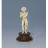 Elfenbein-Miniatur-Figur: "Napoleon Bonaparte".19. Jahrhundert, minutiös geschnitzte, vollplastische