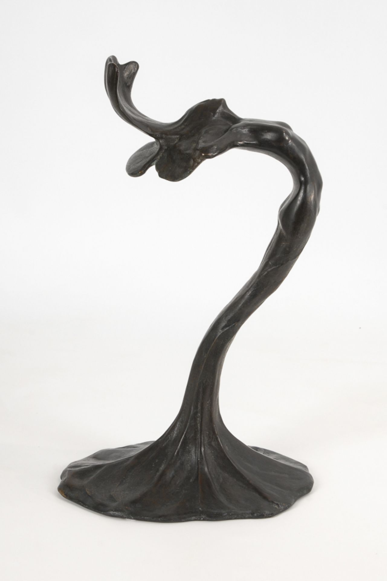 LEONHARDT, Inge: Tänzerin.Bronze patiniert, bezeichnet. H 47 cm. Gleichsam floral stilisierte, - Bild 2 aus 5