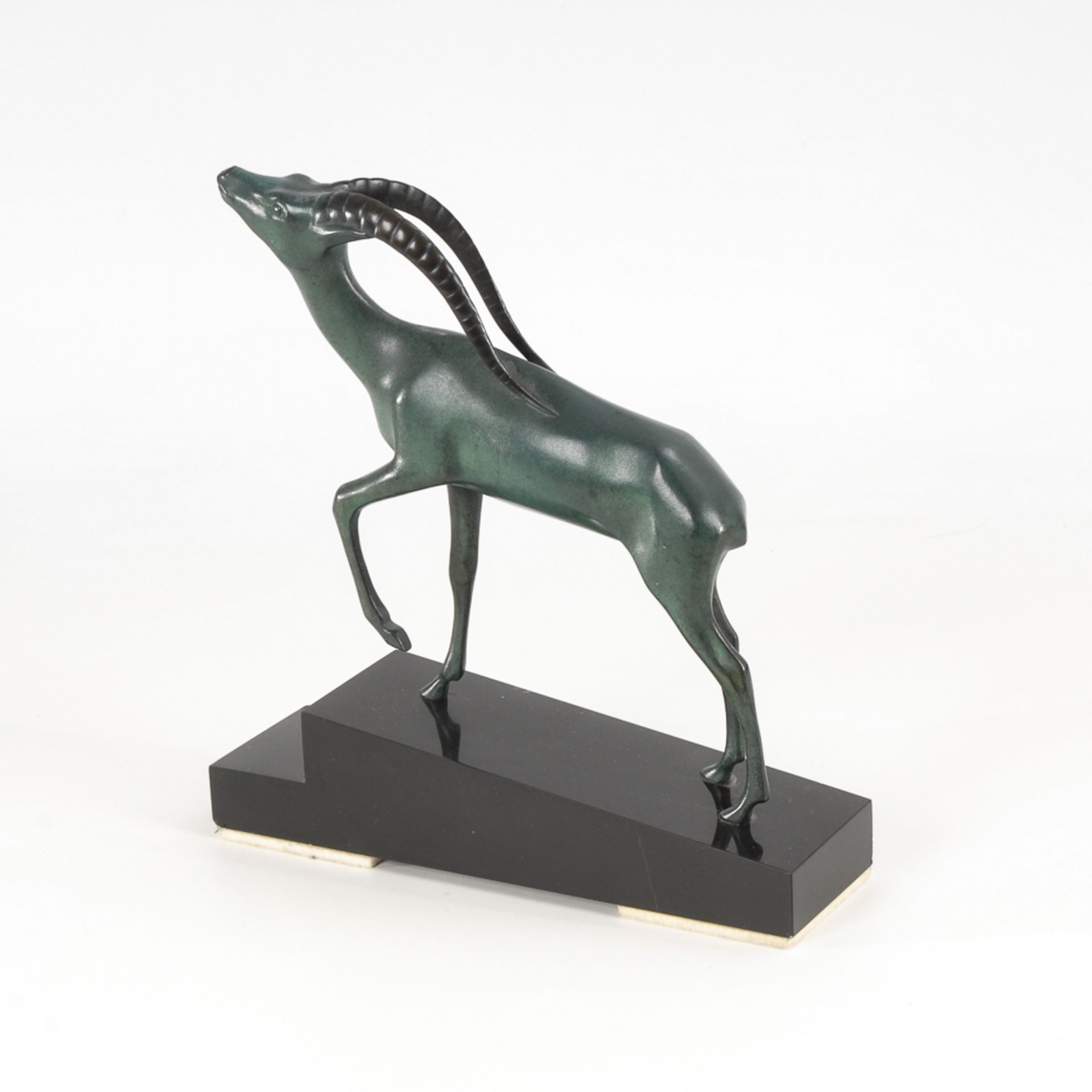 Art-Déco-Gazelle. (Nachtrag 09.10.2019: am Fuß nummeriert) Bronze grün patiniert, schwarzer Marmor- - Bild 2 aus 2