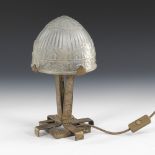 Art-déco-Tischlampe.FRANKREICH, um 1925/30. Farbloses, formgepresstes Glas. H gesamt 31,5 cm.