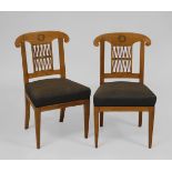 2 Biedermeier-Lehnstühle.Um 1850, Kirschbaum massiv und gebeizt, H 83 cm. 2 Polsterstühle mit
