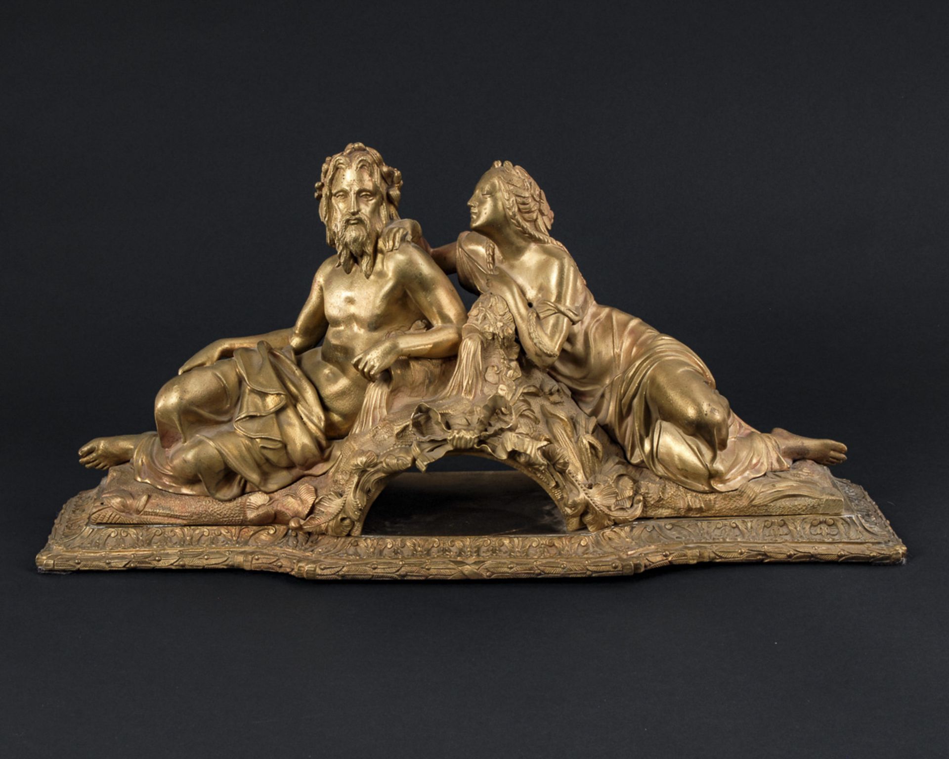 Flussgott und Flussgöttin.Goldfarbene Bronze. 25 x 55 x 16,5 cm. Mit vegetabilen Friesen reich