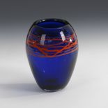 Künstlervase ULRICH PRECHT.Signiert und datiert "1989". H 17 cm. Ovoide Vase aus kobaltblauem Glas