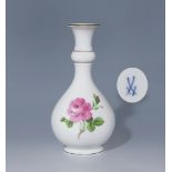 Flaschenvase, MEISSEN 1982.Erste Wahl, Modell-No. 50158 farbig bemalt, Dekor "Rote Rose",gold