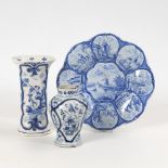 2 Fayence-Vasen und 1 Buckelplatte mit Blaumalerei.18./20. Jh. Pinselmarken. Fayence, weiß glasiert,