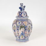 Fayence-Deckelvase mit Chinoiserien im Delfter Stil.Blaue Pinselmarke (De Witte Starre). Fayence,