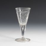 Barockes Kelchglas mit Monogramm.SACHSEN, Mitte 18. Jahrhundert. Farbloses Glas; Mattschliffdekor. H