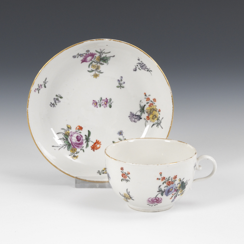 Tasse mit Blumenmalerei, FÜRSTENBERG.F-Marke, um 1760. Polychrome Malerei, Goldstaffage. H Tasse 5